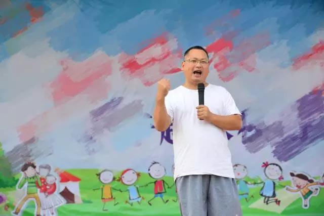 廣東博皓公司總經(jīng)理、鷹之家班主任尹總，為我們本次運(yùn)動會致開幕詞