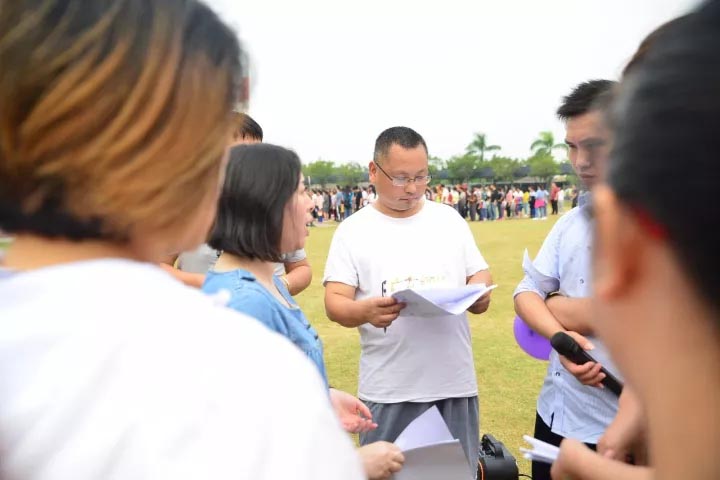 口哨發(fā)令、旗幟落下，比賽的完美呈現(xiàn)，離不開裁判員的辛苦付出，低調(diào)是他們的代名詞
