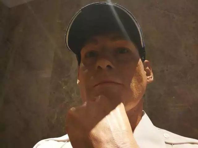 凌厲的眼神流轉(zhuǎn)，目光如炬，手掌的青筋清晰暴出，歲月的紋路無情橫亙——樹脂雕塑《站崗》