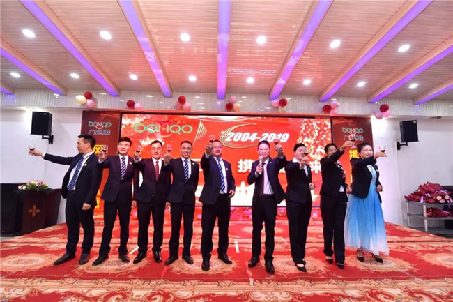 廣東博皓董事長賴厚平帶領(lǐng)全體管理人員上臺(tái)祝酒