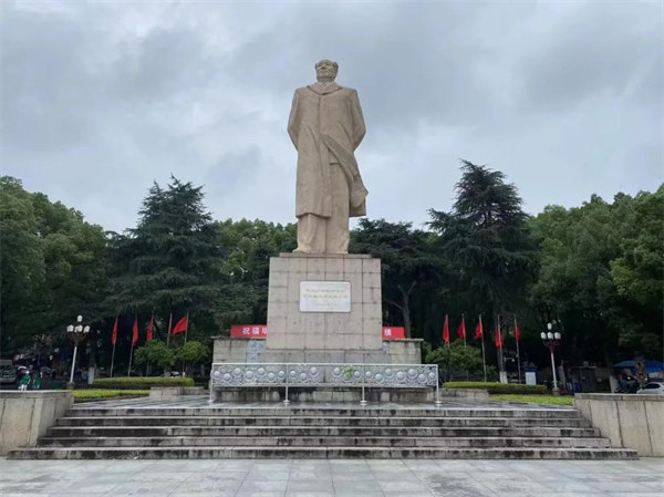 湖南大學，毛主席雕像