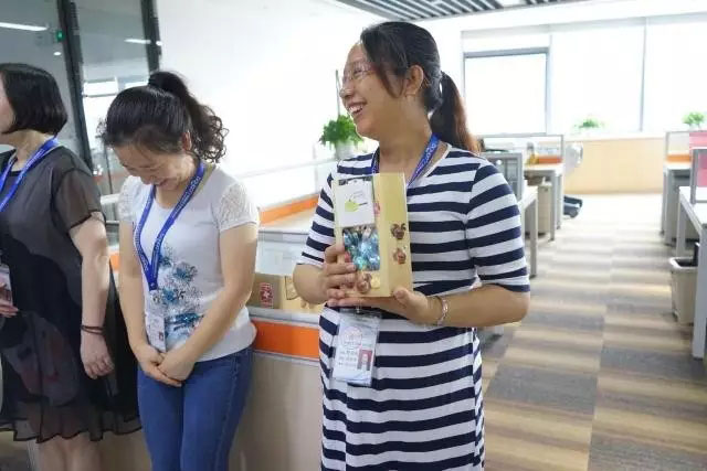 女神媽媽收到禮物后喜悅之情溢于言表，是不是很迷人呢？