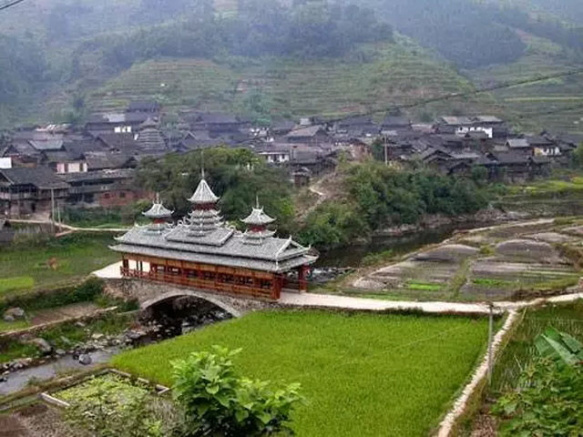 來(lái)到古樸的岜扒，這里自然生態(tài)完好，吊腳樓、鼓樓、花橋掩映于叢林